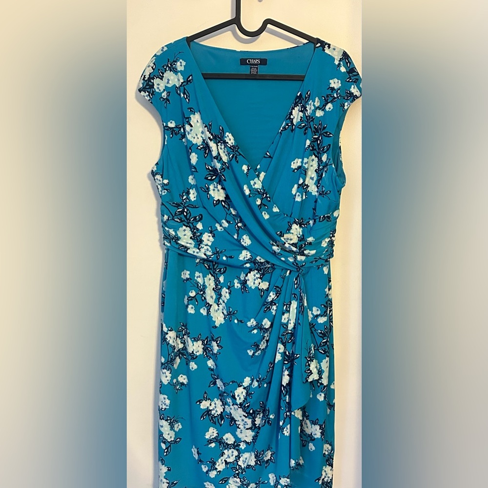 Chaps PXL blue flowered cap sleeve V neck dress. GUC.